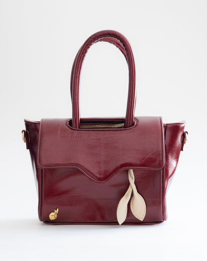 Bolsa LU de piel con estructura rígida y tachones metálicos, Luna Lenore