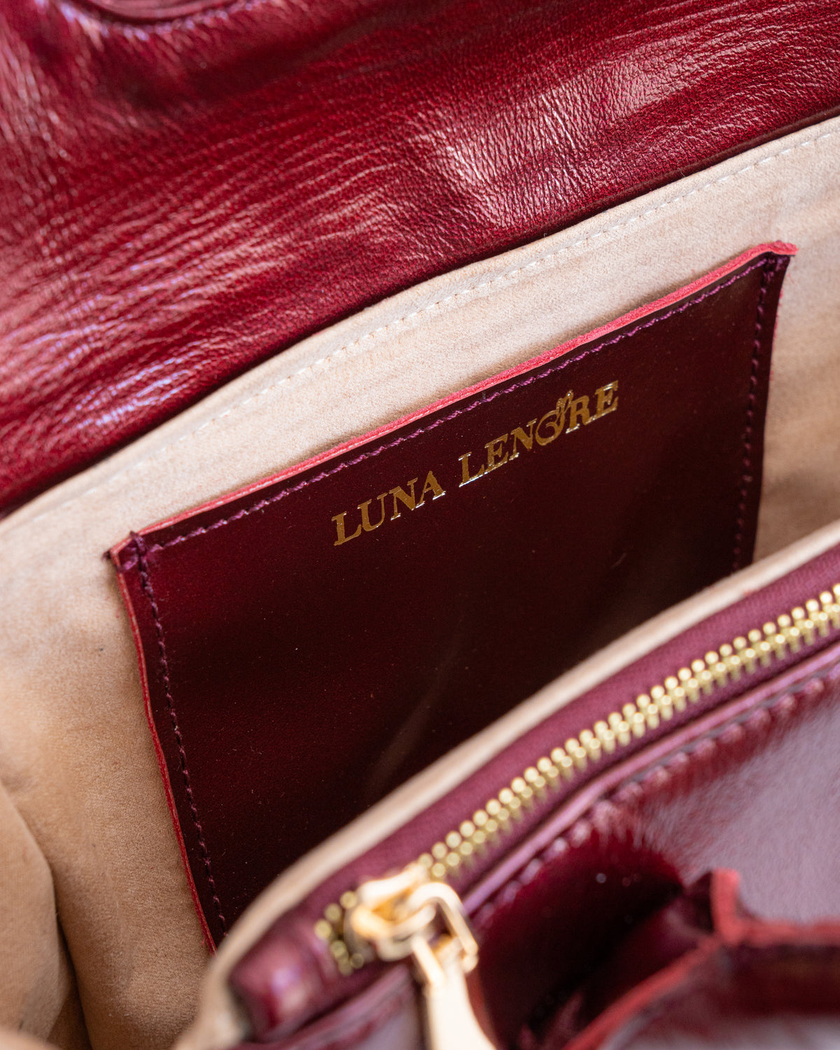 Interior organizado de bolsa de piel LU, Luna Lenore, un bolsillo oculto en la bolsa y un tarjetero